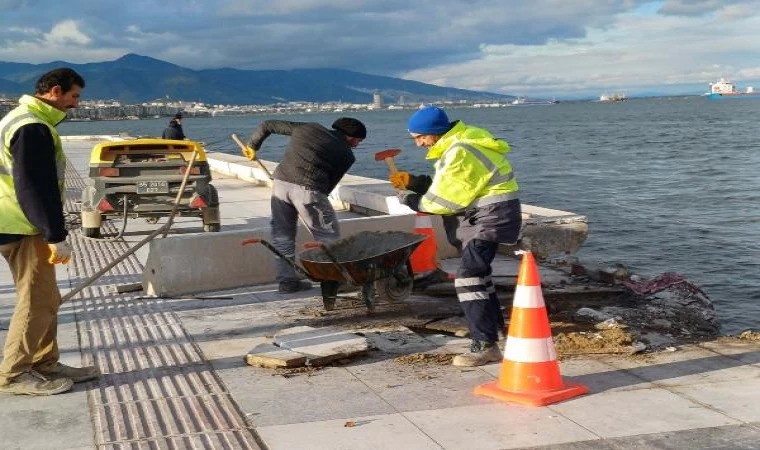 İzmir’de kıyıya çıkan vapur, limana çekildi