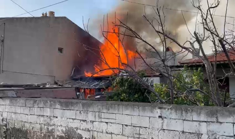 İzmirde müstakil ev yangını