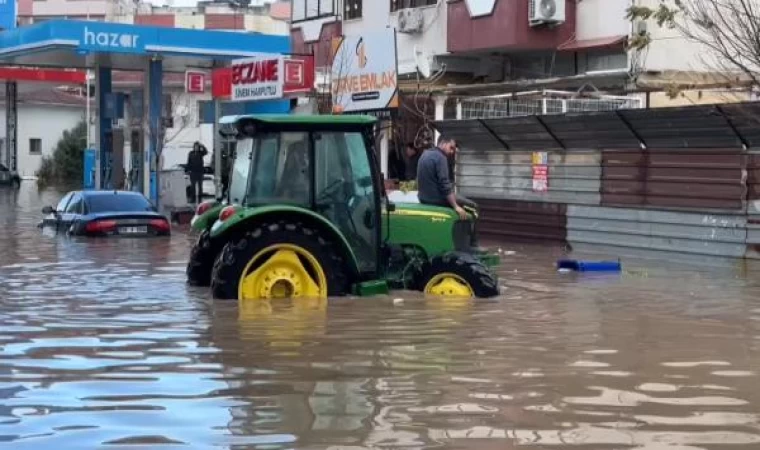 İzmir’de sağanak; Dikili’de ev ve iş yerlerini su bastı, okullar tatil edildi