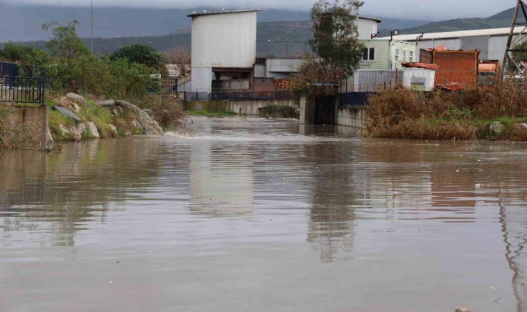 İzmirde sağanak ve fırtına: Yollar göle döndü, şemsiyeler uçtu