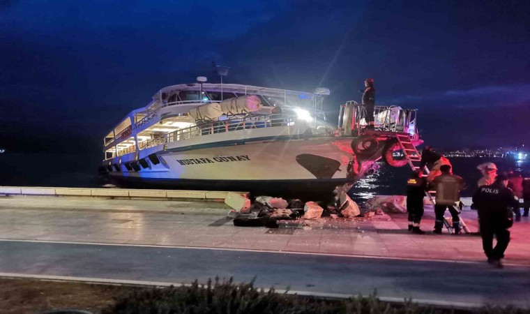 İzmirde vapur karaya çarptı, yolcular büyük panik yaşadı