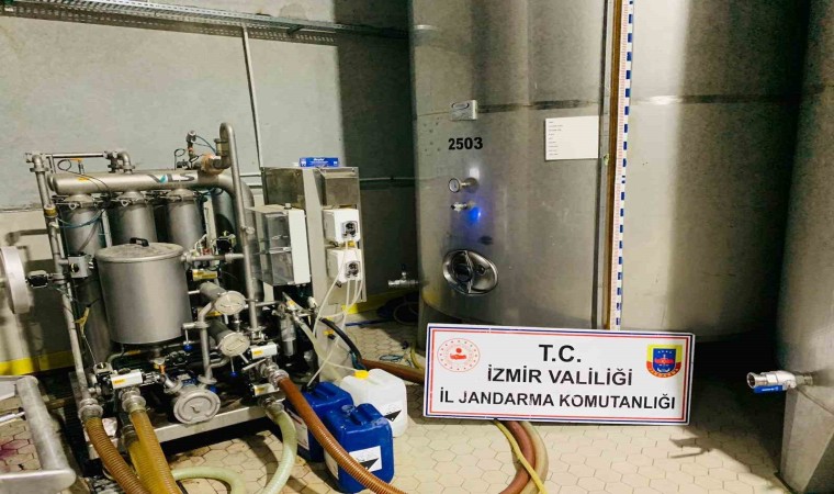 İzmirde yaklaşık 6 bin litre kaçak etil alkol ele geçirildi