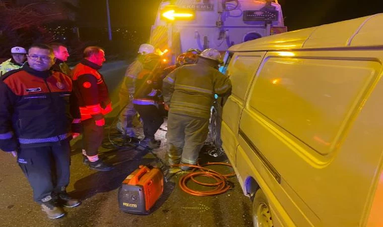 İzmir’de, yol temizleme aracına çarpan minibüsün sürücüsü ağır yaralandı