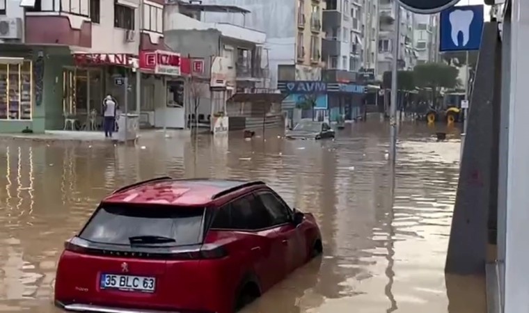 İzmiri sağanak vurdu: Yollar göle döndü, araçlar suya gömüldü