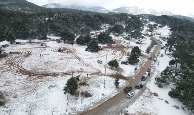 İzmirliler Manisanın Spil Dağına akın etti