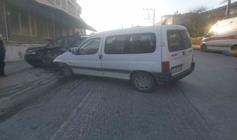 İznikte otomobiller kafa kafaya çarpıştı: 2 yaralı