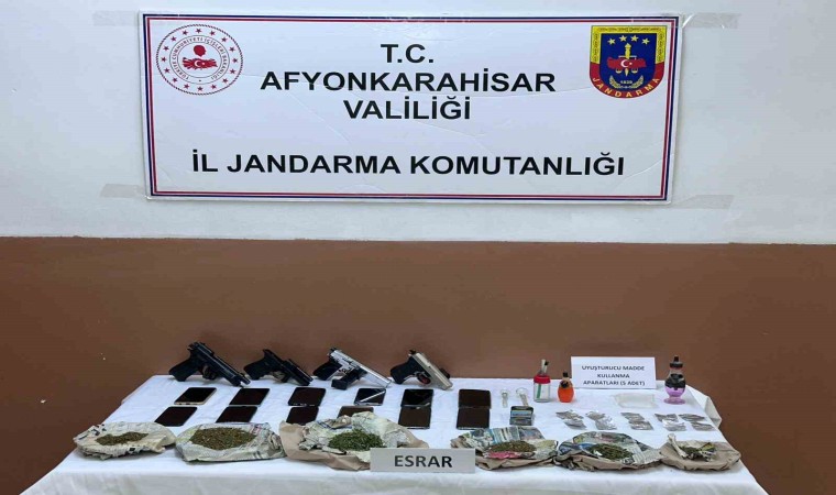 Jandarma metruk eve yaptığı uyuşturucu baskınında 190 gram esrar ele geçirdi