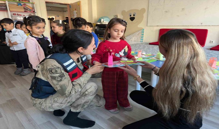 Jandarma öğrencilerin karne heyecanına ortak oldu