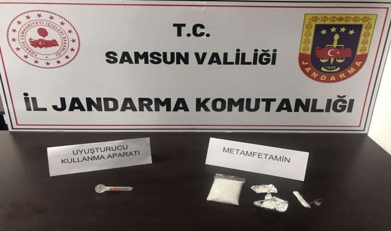 Jandarma şüpheli şahsı uyuşturucuyla yakaladı