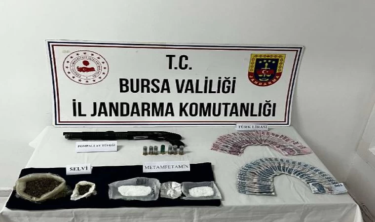 Jandarmayı görünce yere attıkları poşetten uyuşturucu, silah ve para çıktı; 2 gözaltı