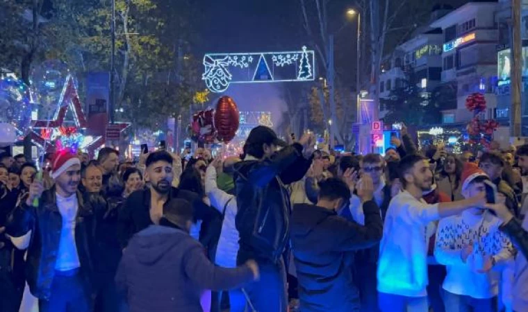 Kadıköy’de toplanan vatandaşlar yeni yıla böyle girdi