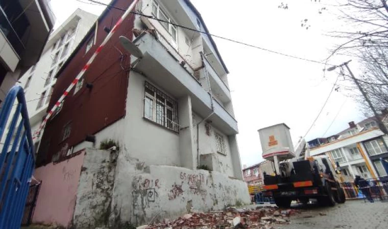 Kağıthane’de balkon çöktü; o anlar kamerada