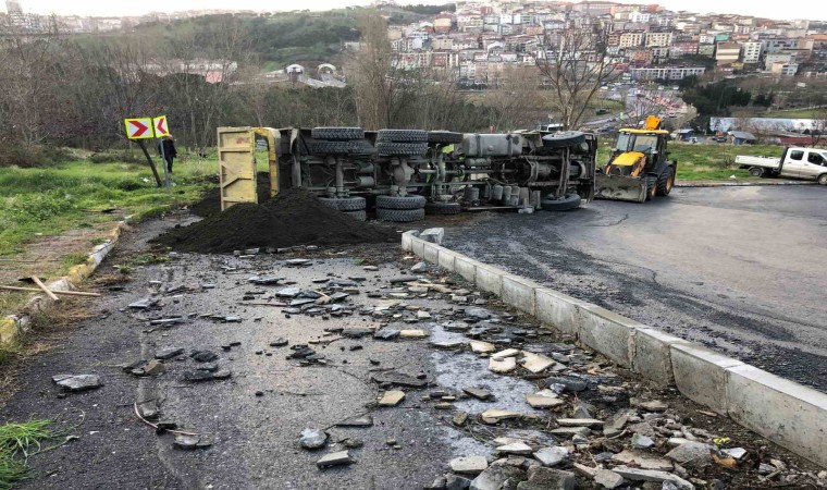 Kağıthanede kum yüklü kamyon devrildi: 1 yaralı