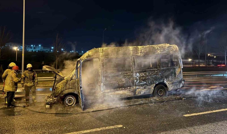 Kağıthanede servis minibüsü yanarak kullanılamaz hale geldi