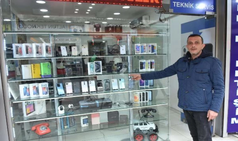 Kaldırım taşı ile camı kırıp, 6 cep telefonu çaldı; o anlar kamareda