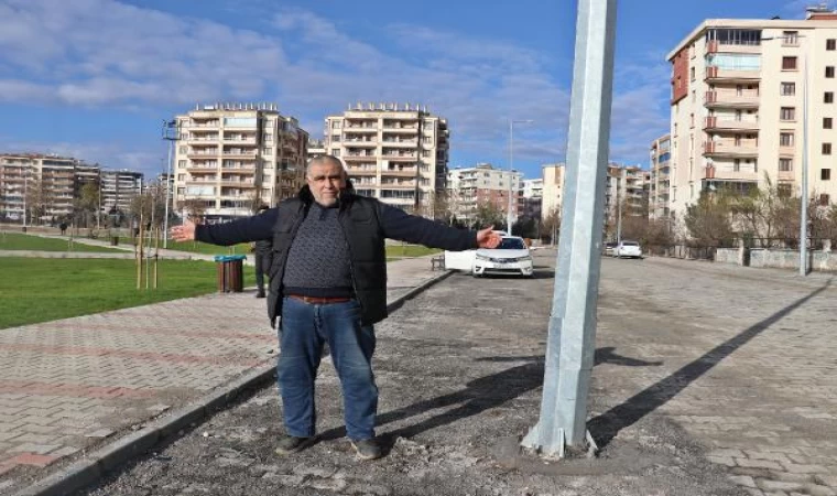 Kaldırımdaki 5 direk, genişletilen yolda kaldı