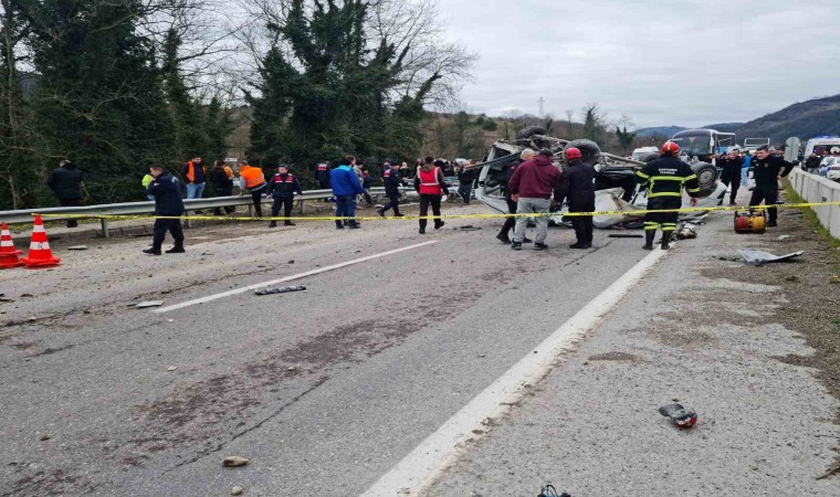 Kamyon, ana yola çıkmak isteyen araca çarptı: 1 ölü, 2 yaralı