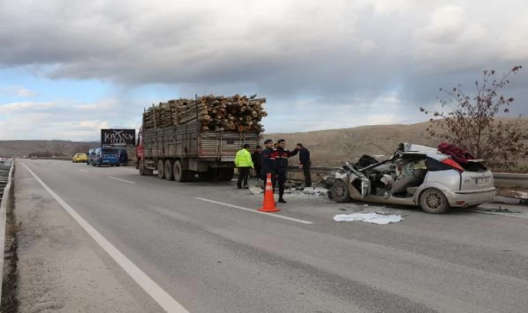 Kamyona çarpan otomobilin sürücüsü öldü