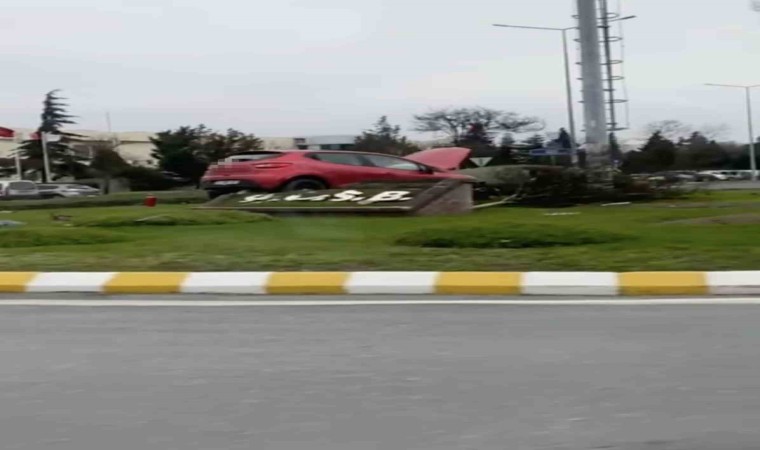 Kamyonet ile çarpışan otomobil dönel kavşağa uçtu: 1 yaralı