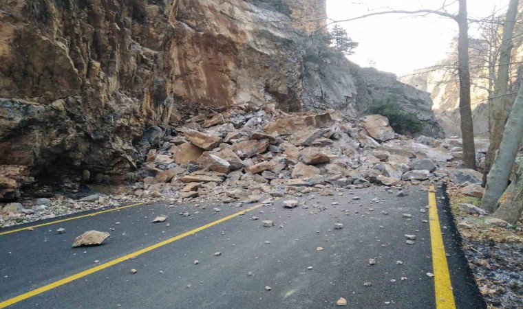 Kapuzbaşı Yolunda heyelan