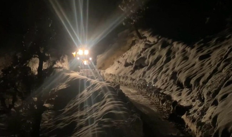 Kar kalınlığının 3 metreyi geçtiği Şırnakta yol açma çalışmaları devam ediyor