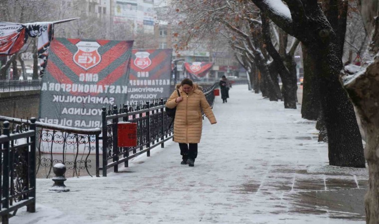 Kar yağışı Kastamonuyu beyaza bürüdü: Vatandaşlar yeni güne karla uyandı