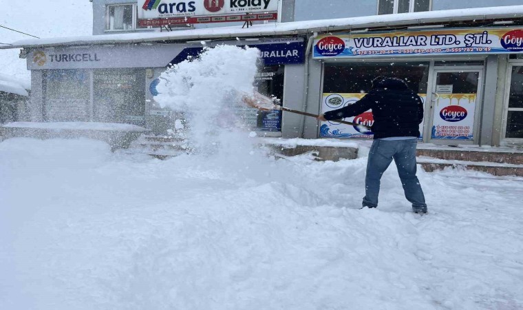 Kar yağışı yetişkinlere çile, çocuklara mutluluk oldu