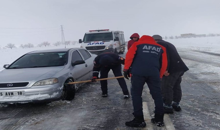 Kara saplanan otomobili AFAD ve Karayolları ekipleri kurtardı