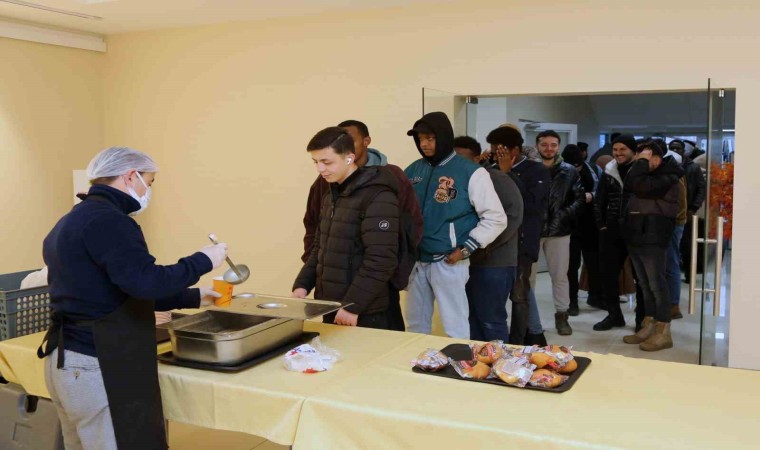 Karabük Üniversitesinde öğrencilere sıcak çorba ikramı