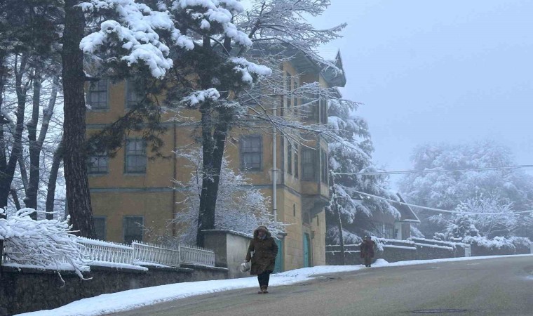 Karabükte araçlar ve binalar karla kaplandı