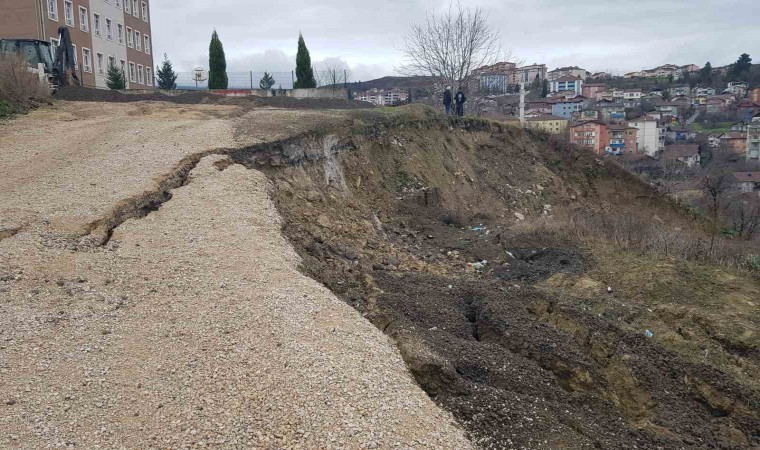 Karabükte okul bahçelerine yakın alanda toprak kayması devam ediyor