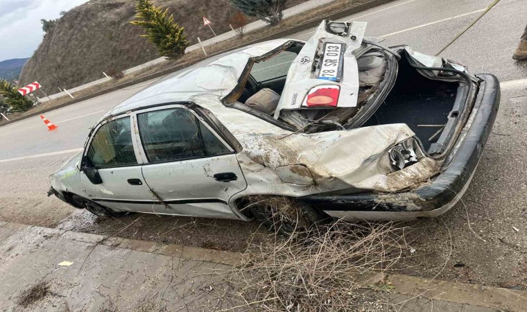 Karabükte otomobil kayganlaşan yolda şarampole devrildi: 1 ölü, 1 yaralı