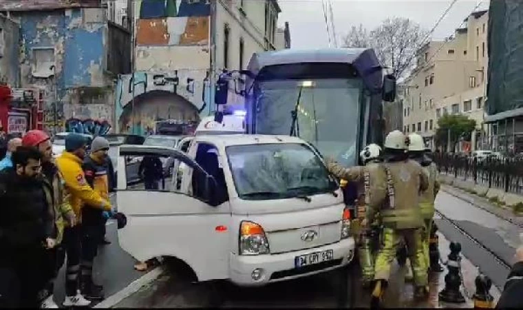 Karaköy’de tramvay kamyonete çarptı: 1 yaralı