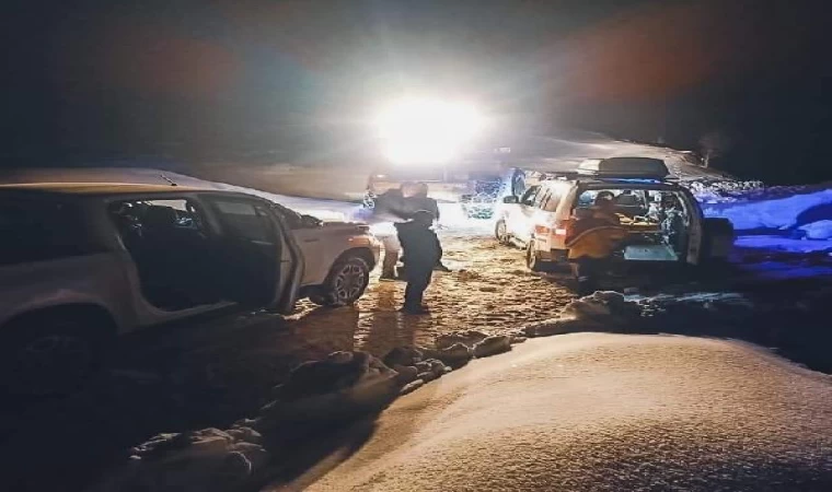 Kardan kapanan yol 6 saatte açıldı, hasta kadın hastaneye kaldırıldı