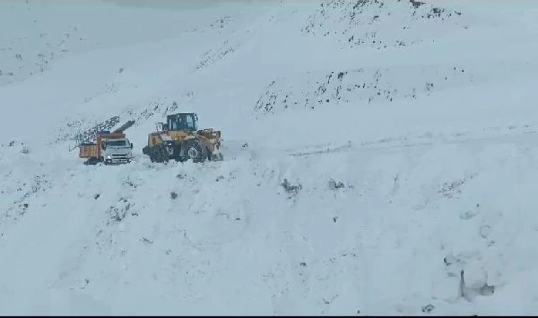 Kardan kapanan yolda mahsur kalan enerji şirketi ekibi, kurtarıldı