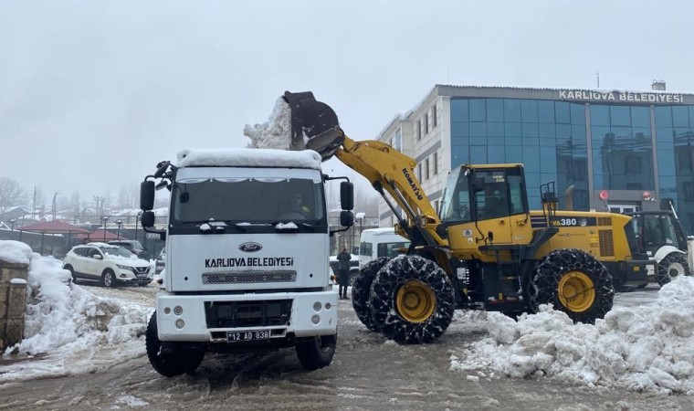 Karlıovada iki hafta içinde 500 kamyona yakın kar ilçe dışına atıldı