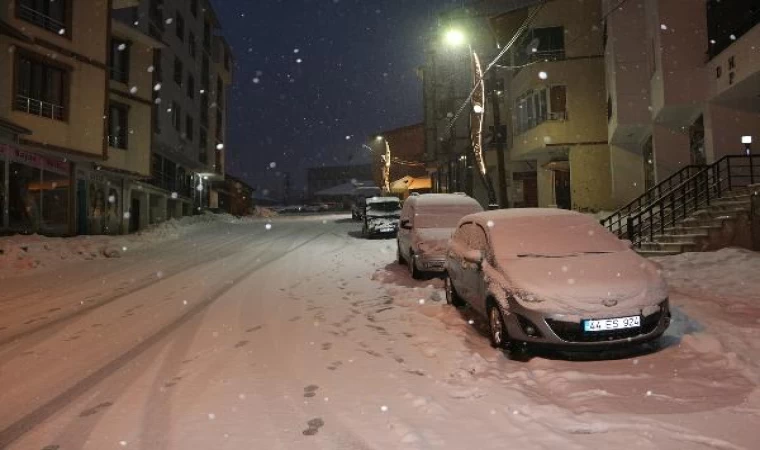 Karlıova’da kar 4 metreyi geçti, iş makinesi gözden kayboldu (2)