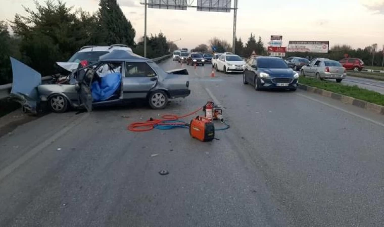 Karşı şeride geçip hafif ticari araçla çarpışan otomobildeki karı- koca öldü; 1 ağır yaralı