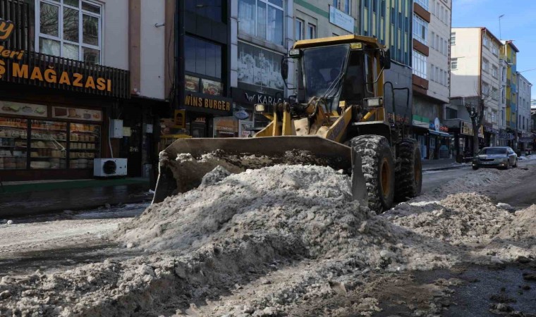 Karsta belediyenin karla mücadele mesaisi başladı