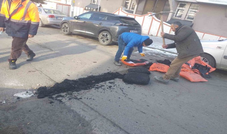 Karsta bozulan yollar yapılıyor