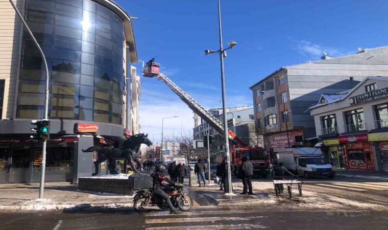 Karsta itfaiye çatılardaki buz sarkıtlarını kırıyor