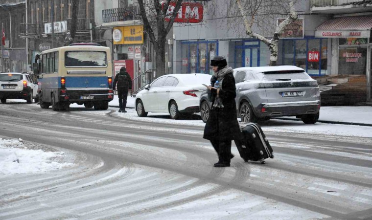 Karsta kar yağışı hayatı olumsuz etkiledi