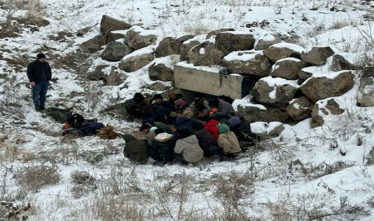 Kars’ta menfez içinde 24 düzensiz göçmen yakalandı