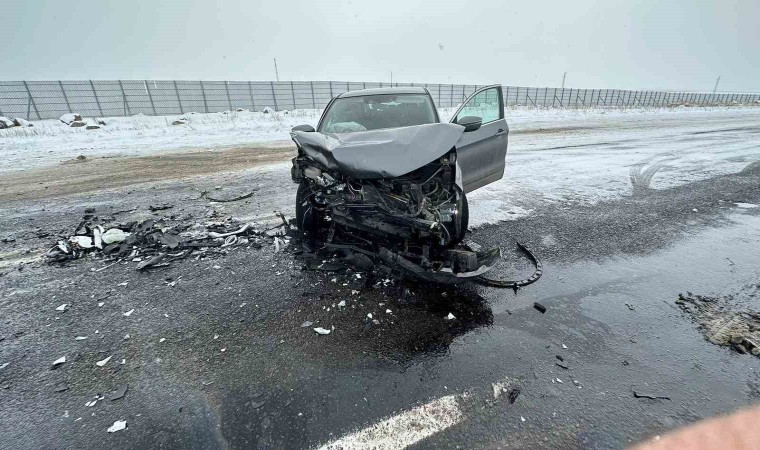 Karsta trafik kazası; 1i ağır 9 yaralı