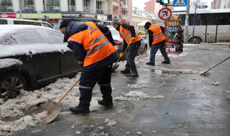 Karsta yol ve kaldırımların karı temizleniyor