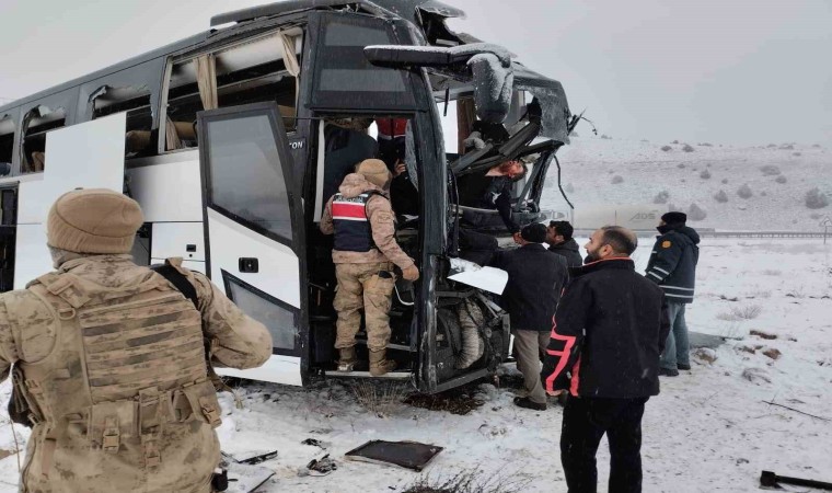 Karsta yolcu otobüsü kaza yaptı: 2 ölü, 8 yaralı