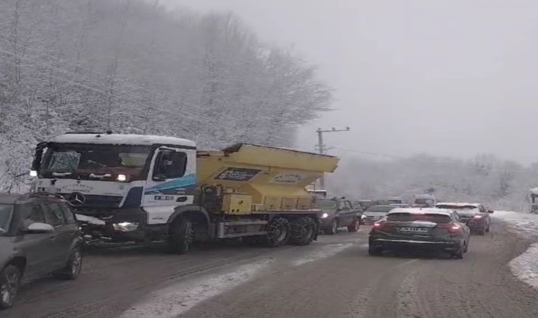 Kartepeye akın eden kayakseverler uzun araç kuyrukları oluşturdu