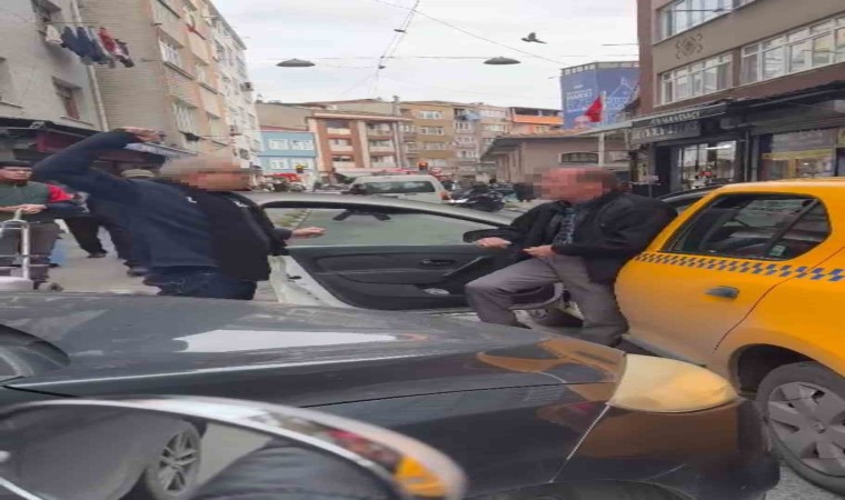 Kasımpaşada taksiciyle yumruklu yol verme kavgası kamerada: “10 kişi bir adama mı giriyorsunuz”