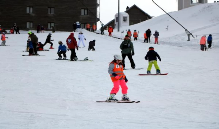 Kayak tutkunları, Kartalkaya’da pistleri doldurdu