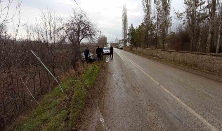 Kayganlaşan yolda direksiyon hakimiyetini kaybetti